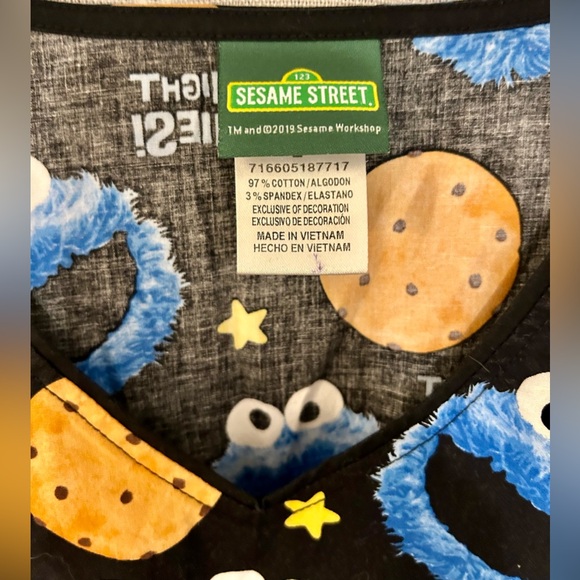 Sesame Street Cookie Monster scrub top. Sz L “Late Night Munchies!” - Picture 3 of 6
